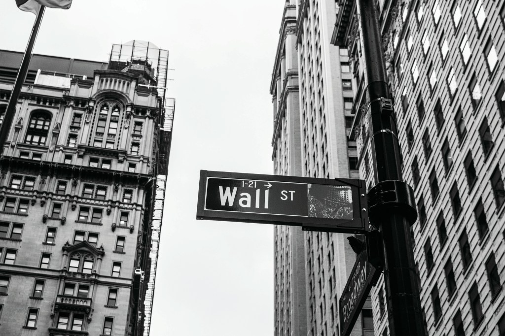 Grayscale photo of 1-21 Wall Street sign.